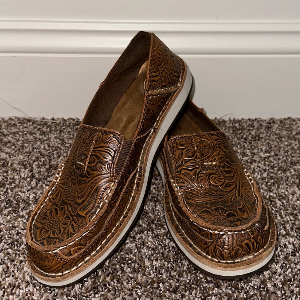 Women’s Ariat leather tooled Cruisers Size 7